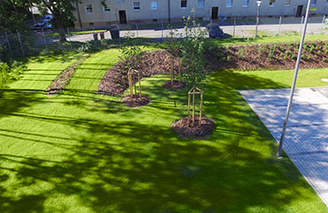 Parkplätze mit Rasenaufgängen und Rindenmulchanlagen