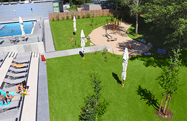 Drohnenansicht auf Rasen- und Sandplatzflächen