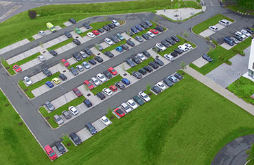 Parkplätze von Rasenflächen umrahmt