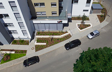 Drohnenansicht auf Hangterrassen an Anliegerstraße